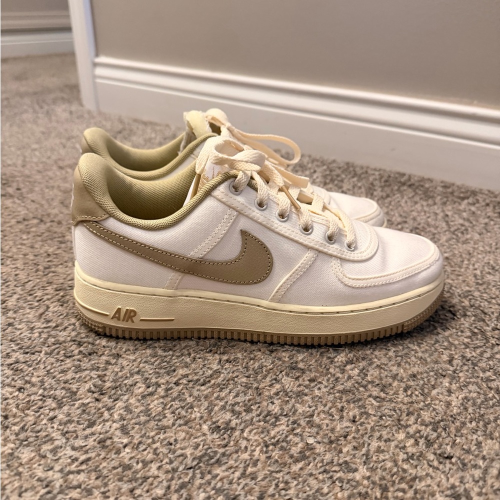 Nike Women's Sneakers in Cream and Tan